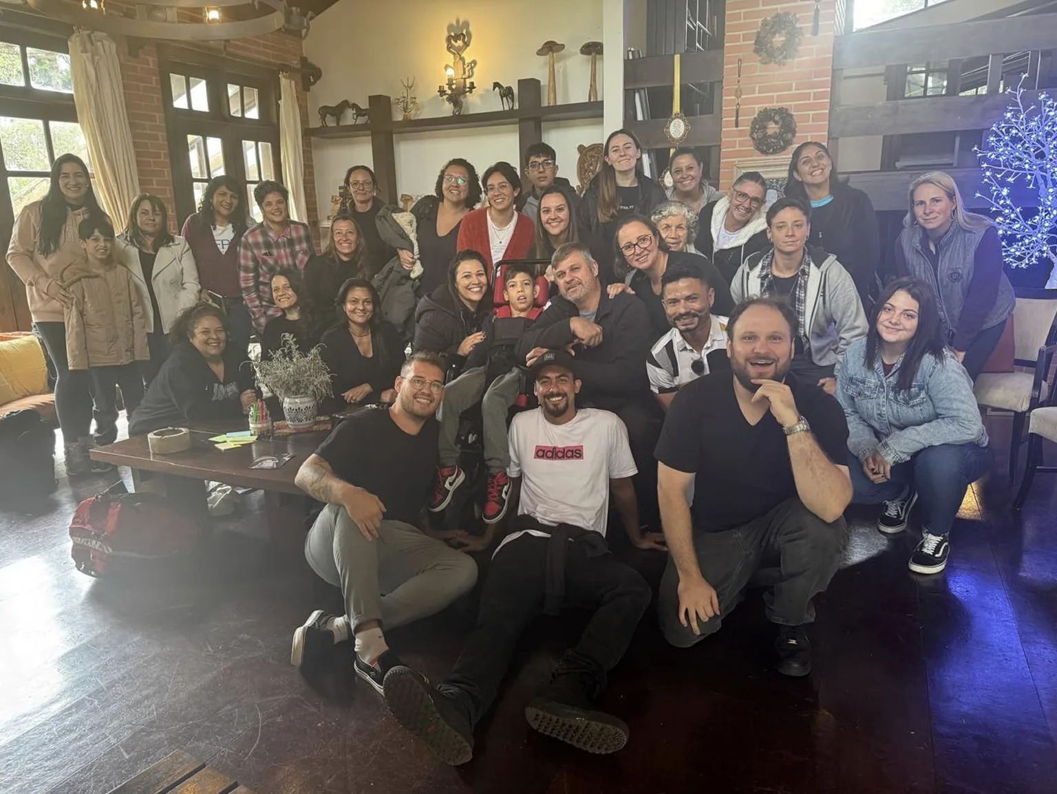 Pessoas reunidas em palestra da ABCMED no Centro de Equoterapia Equosorriso, Curitiba.